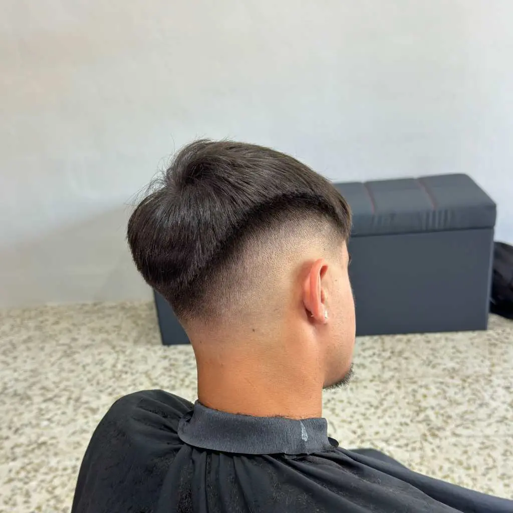 Corte moderno con acabado profesional en SM.Barber